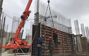 монтаж опалубки мини-краном Арлифт